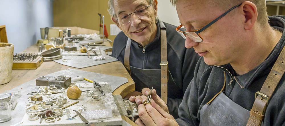 Goudsmeden aan het werk Memorie Sieraden