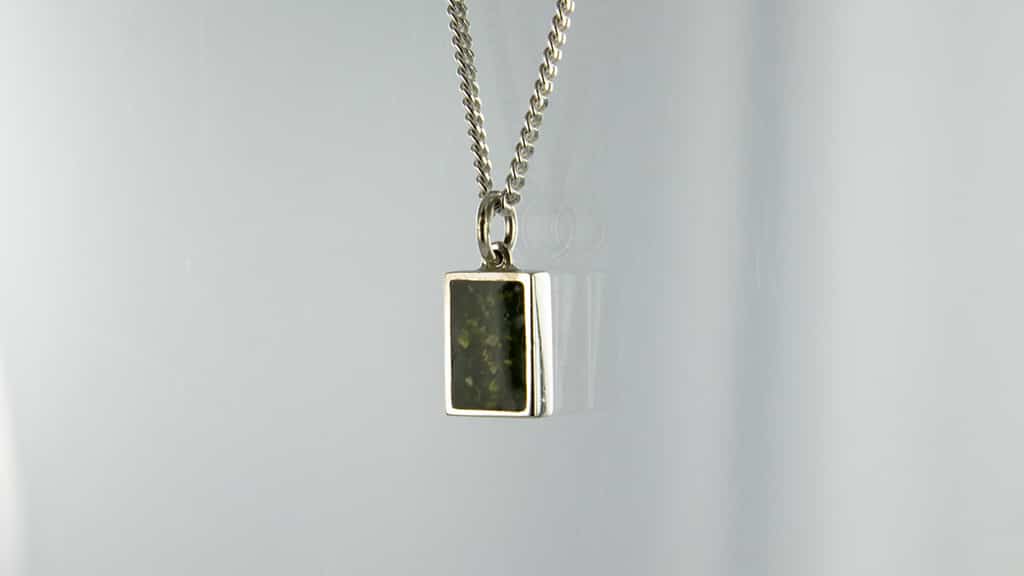 Collier met ashanger rechthoek en zichtbare groene acrylhars