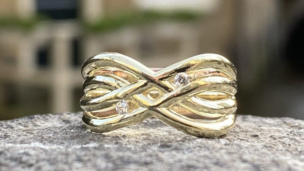 Een prachtige geelgouden ring met zirkonia's. Deze ring is gemaakt van oud goud dat een klant nog had.